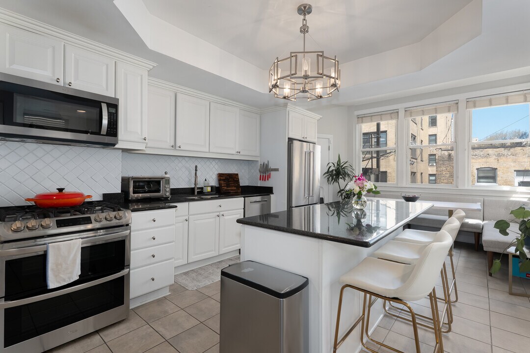 444 W Belmont Ave, Unit 4A in Chicago, IL - Foto de edificio