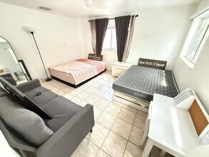 106 SE 4th Ave in Hialeah, FL - Building Photo - Building Photo