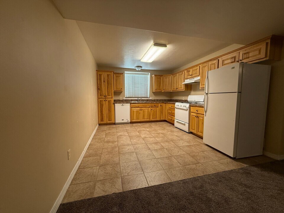 460 Center St in Shelley, ID - Building Photo