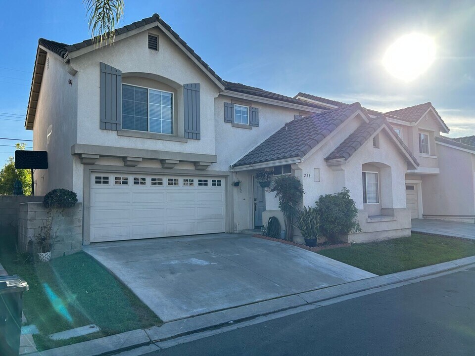 256 S Linhaven Cir in Anaheim, CA - Building Photo