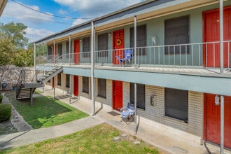 Leon Trace Apartments in San Antonio, TX - Building Photo - Building Photo