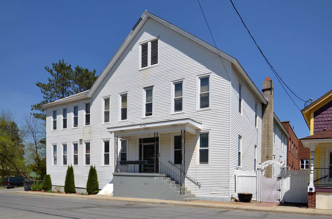 105 Mill St in Corinth, NY - Building Photo