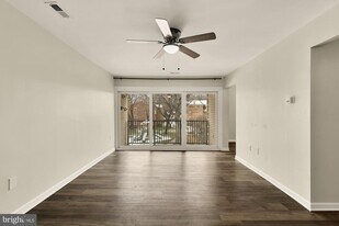 882 College Pkwy in Rockville, MD - Building Photo