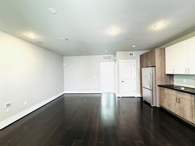 2401 Crawford St in Houston, TX - Building Photo - Building Photo