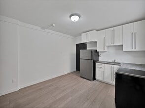 1218 Fennell Ave E in Hamilton, ON - Building Photo - Building Photo