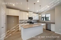 2058 S Holly St in Denver, CO - Foto de edificio - Building Photo