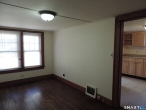 13 Reynolds Rd in Danbury, CT - Building Photo - Building Photo