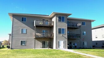 120 Oakridge Ave, Unit 9 in Hills, IA - Building Photo