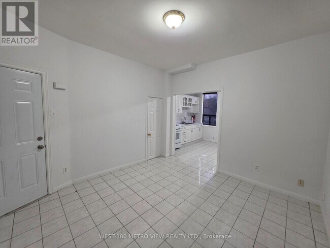 1075 Dufferin St in Toronto, ON - Building Photo - Building Photo