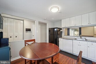 5300 Larochelle Ct in Alexandria, VA - Foto de edificio - Building Photo