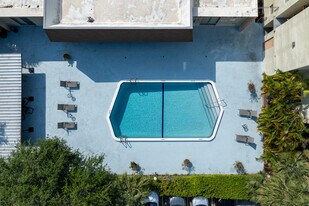 Woodside Apartments in North Miami Beach, FL - Building Photo