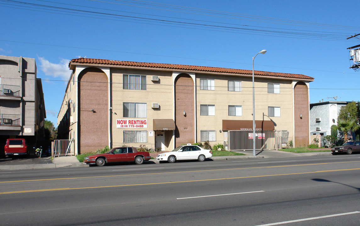 Sherman Pointe in Van Nuys, CA - Building Photo