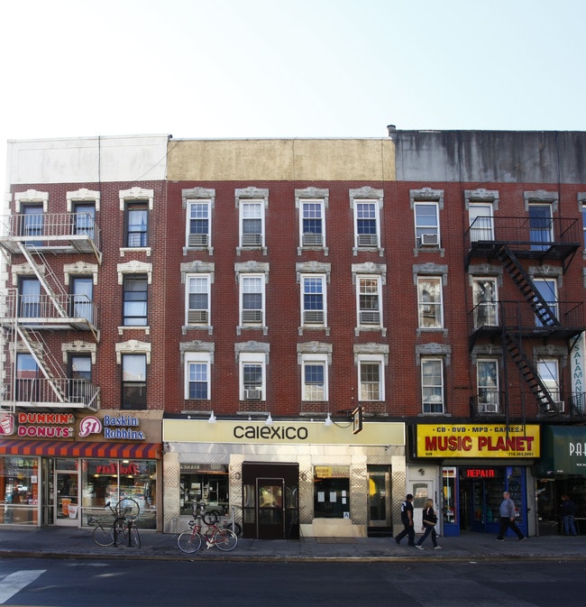 645 Manhattan Ave in Brooklyn, NY - Foto de edificio - Building Photo