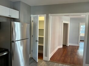 518 High St, Unit 1st FL Rear in Middletown, CT - Foto de edificio - Building Photo