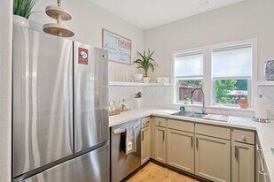 250 Jackson Creek Dr in Jacksonville, OR - Building Photo