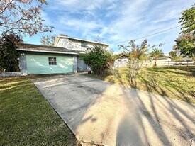 575 E Compton Ct in DeLand, FL - Building Photo