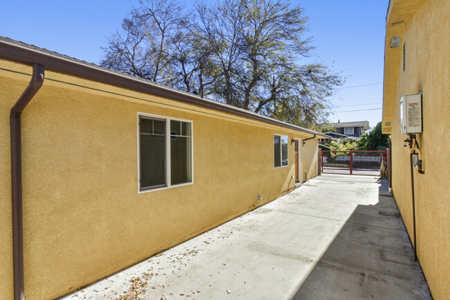 6654 Kester Ave in Van Nuys, CA - Building Photo - Building Photo