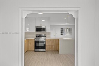 6825 SW 12th St in Pembroke Pines, FL - Building Photo - Building Photo