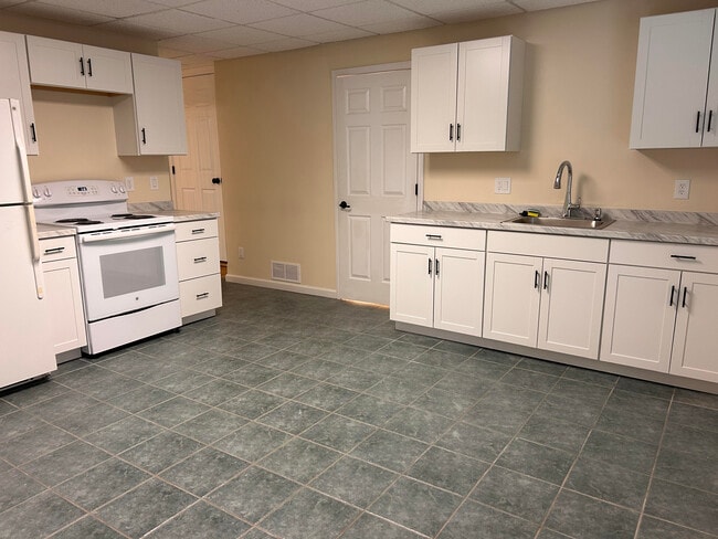 2002 Fairbrook Ln, Unit 1 Basement apartment