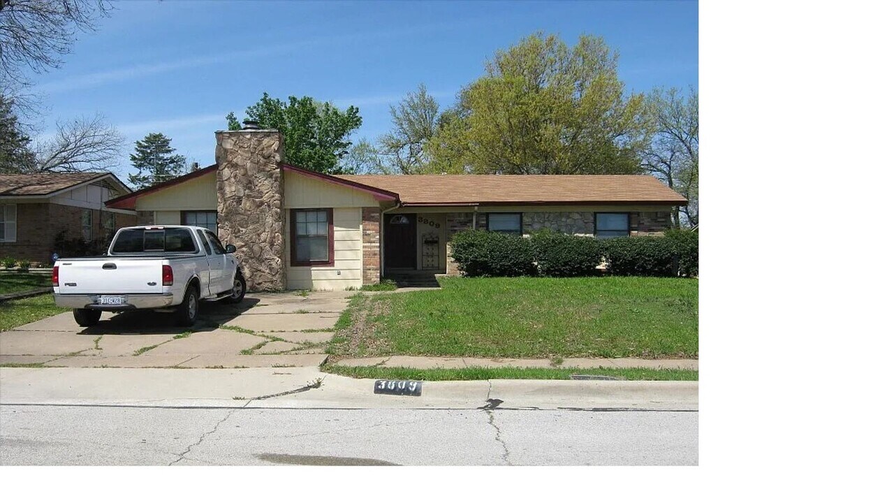 3809 Yellowstone St in Irving, TX - Building Photo