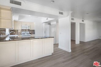 11842 Darlington Ave in Los Angeles, CA - Building Photo - Building Photo