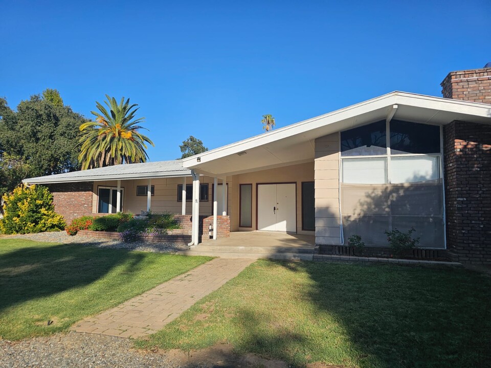 25153 N Center St in Los Molinos, CA - Foto de edificio