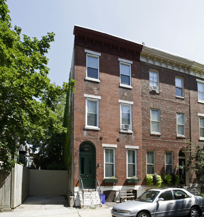 2051 Cherry St in Philadelphia, PA - Building Photo