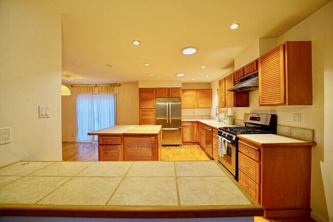 104 Lobo Vista in Novato, CA - Foto de edificio - Building Photo