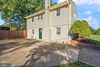1726 Baldwin Dr in McLean, VA - Building Photo - Building Photo