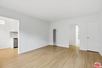 1944 S Beverly Glen Blvd in Los Angeles, CA - Foto de edificio - Building Photo