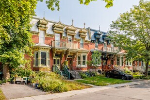111 Blenheim Pl in Westmount, QC - Building Photo
