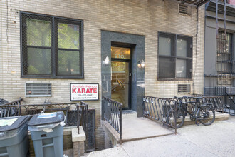 210 E 90th St in New York, NY - Building Photo - Building Photo