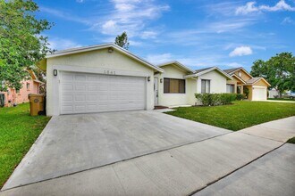 1541 SW 102nd Terrace in Davie, FL - Building Photo - Building Photo