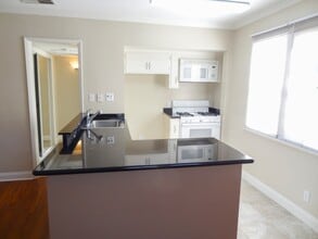 Dickens Court Apartments in Sherman Oaks, CA - Foto de edificio - Building Photo
