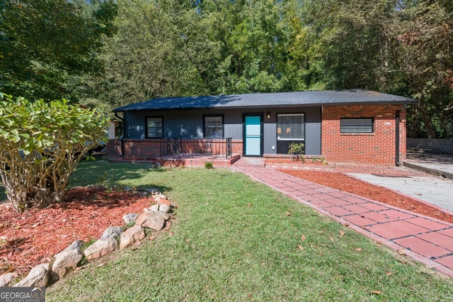 2541 Santa Barbara Dr NW in Atlanta, GA - Building Photo - Building Photo