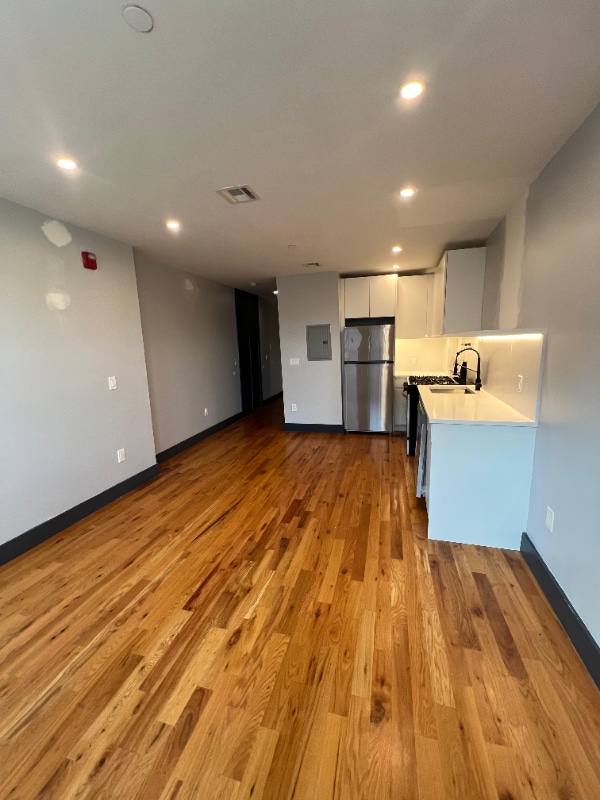 568 Communipaw Ave in Jersey City, NJ - Foto de edificio - Building Photo
