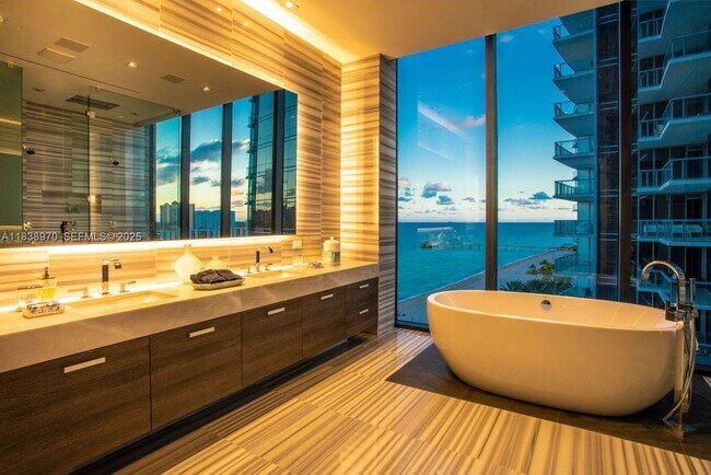 17141 Collins Ave in Sunny Isles Beach, FL - Building Photo - Building Photo