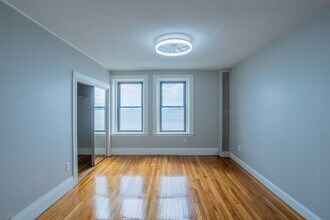 285 Lynn Shore Dr, Unit 302 in Lynn, MA - Building Photo - Building Photo