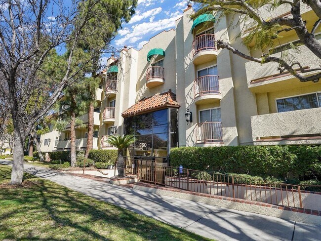 360 Hollywood Way