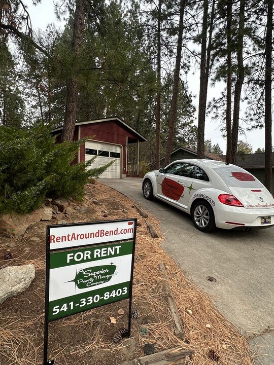 1924 SW Forest Ridge Ave in Bend, OR - Building Photo