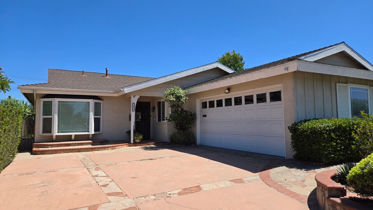 3870 Wisteria St in Seal Beach, CA - Building Photo