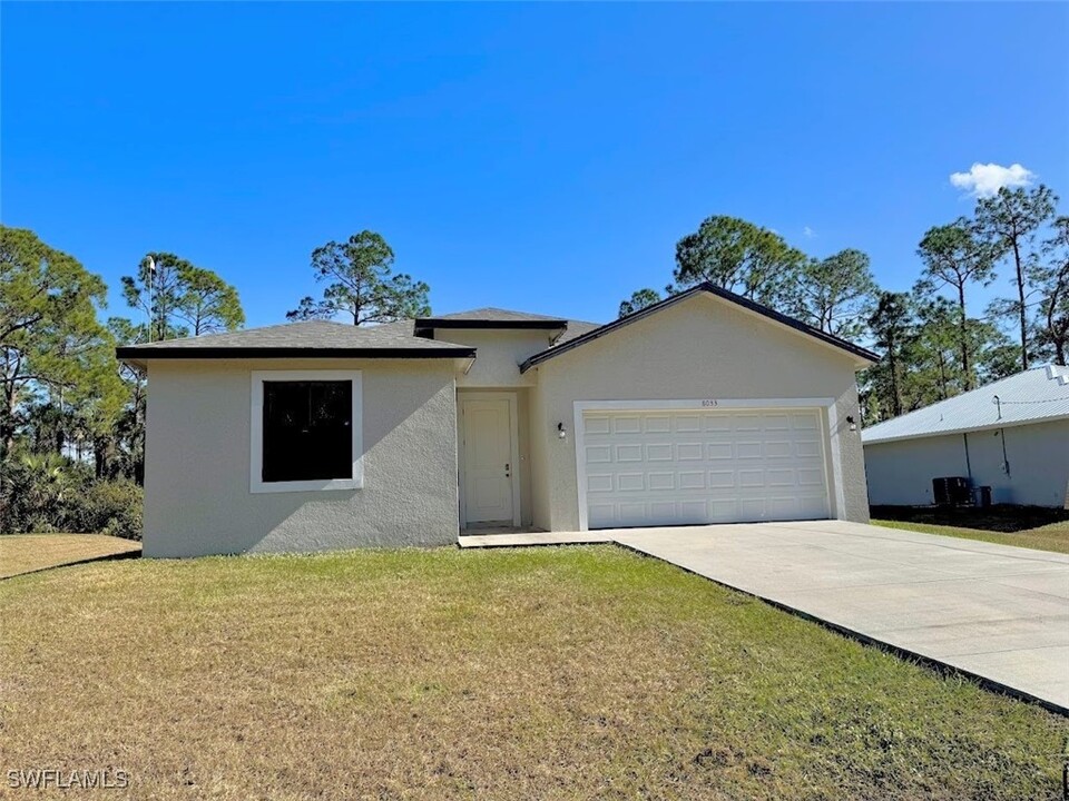 8033 Sandy Cir in La Belle, FL - Building Photo