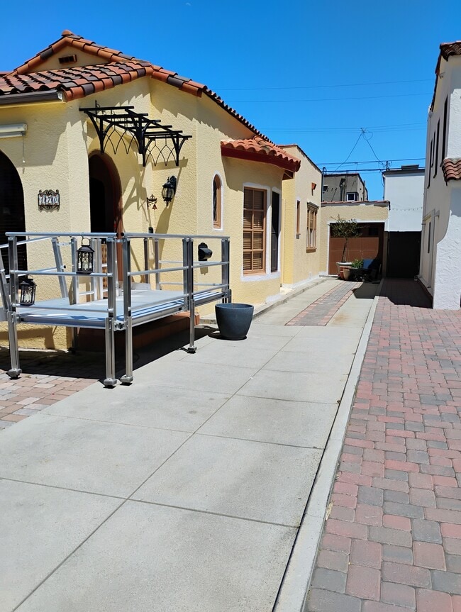 170 Granada Ave in Long Beach, CA - Building Photo - Building Photo