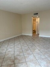 7910 Taft St, Unit 214 in Pembroke Pines, FL - Foto de edificio - Building Photo