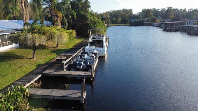 26645 County Rd 561 in Tavares, FL - Foto de edificio - Building Photo