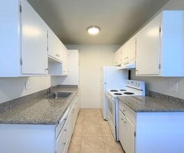 Lincoln Courtyards at 531 Glendora Avenue in Stockton, CA - Building Photo - Interior Photo