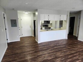 Village Green Apartments- 4532 Douglas in Des Moines, IA - Building Photo