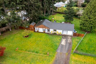 5824 Hillcrest Dr SW in Tacoma, WA - Foto de edificio - Building Photo