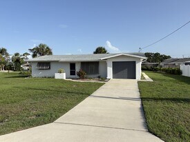 108 Charles Dr in Nokomis, FL - Building Photo