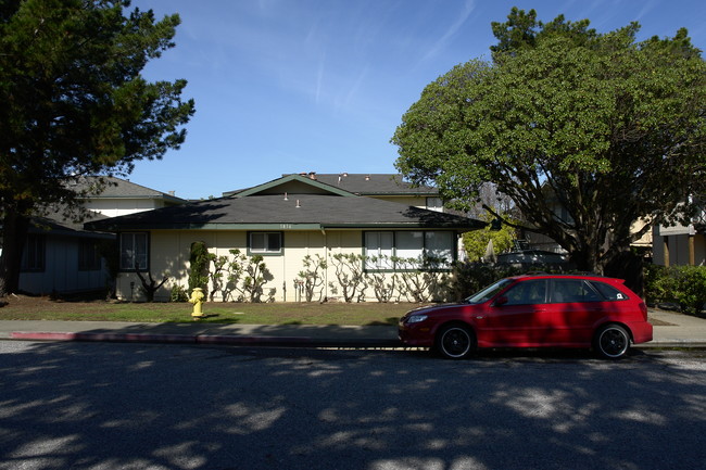 1816 El Parque Ct in San Mateo, CA - Foto de edificio - Building Photo